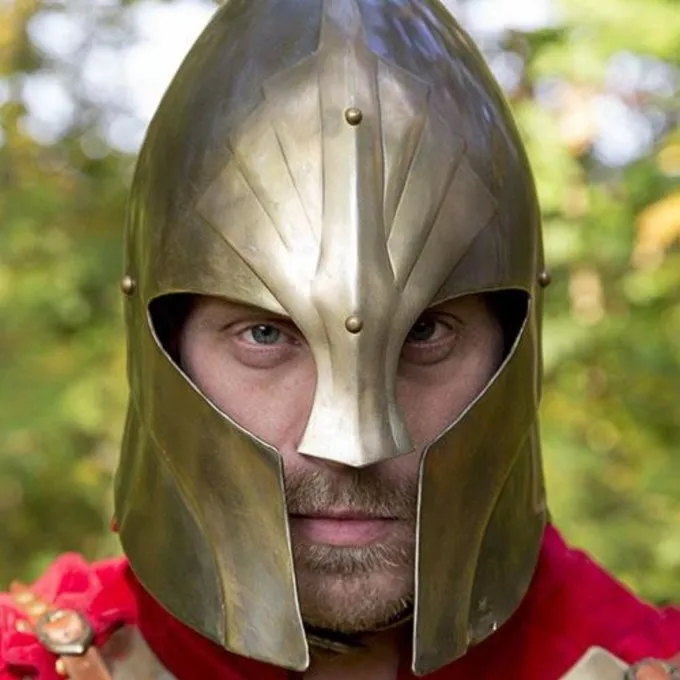 Epic Armoury Hjelm Illumine, Messingfarve 1 Epic Armoury Hjelm Illumine, Messingfarve