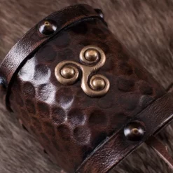 Deepeeka Læder Armbånd Celtic Triskelion 6 Deepeeka Læder Armbånd Celtic Triskelion -Rustning Salgsbutik laeder armband celtic triskelion 2