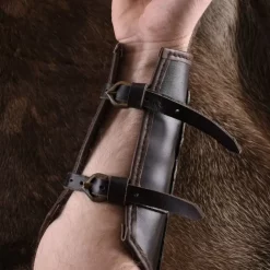 Ulfberth Læder Vambrace Med Metal Strips Aerdwulf -Rustning Salgsbutik laeder vambrace med metal strips aerdwulf 3
