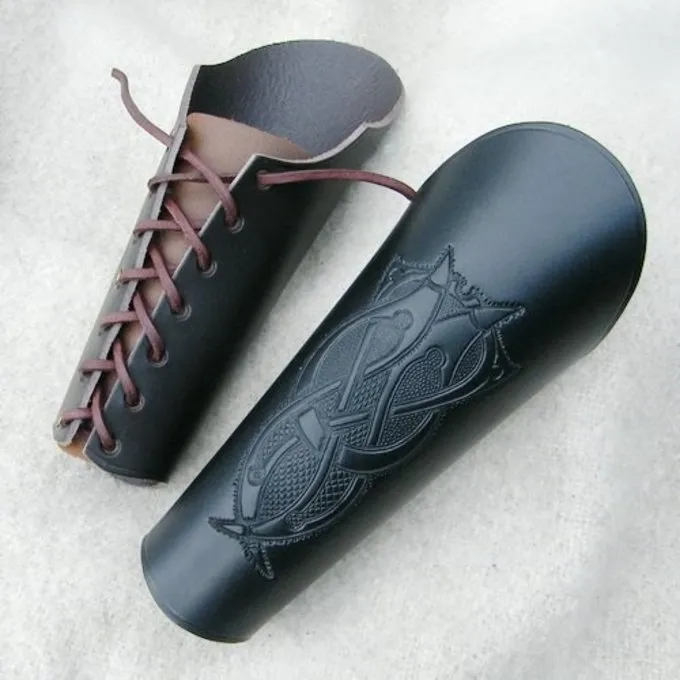 Læder Vambrace Med Viking Motiv, Stor Brun 1 Læder Vambrace Med Viking Motiv, Stor Brun