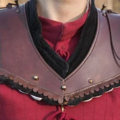 Epic Armoury Noble Læder Gorget, Rød 7 Epic Armoury Noble Læder Gorget, Rød -Rustning Salgsbutik noble laeder gorget rod 3