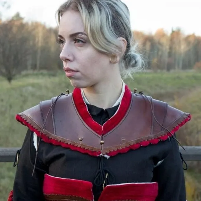 Epic Armoury Noble Læder Gorget, Rød 1 Epic Armoury Noble Læder Gorget, Rød