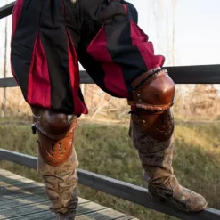 Epic Armoury Par Læder Poleyns, Brun-sort 6 Epic Armoury Par Læder Poleyns, Brun-sort -Rustning Salgsbutik par laeder poleyns brun sort 2