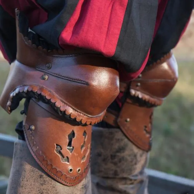 Epic Armoury Par Læder Poleyns, Brun-sort 1 Epic Armoury Par Læder Poleyns, Brun-sort