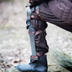 Epic Armoury Rogue Greaves Med Polyner, Bronzede 3 Epic Armoury Rogue Greaves Med Polyner, Bronzede -Rustning Salgsbutik rogue greaves med polyner bronzede 1