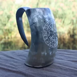 Epic Armoury Viking Horn Kop Vegvisir Mørk 0,5L -Rustning Salgsbutik viking horn kop vegvisir mork 05l 2